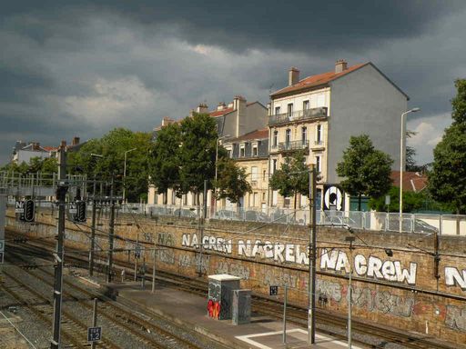  façades éclairées par le soleil sous un ciel noir